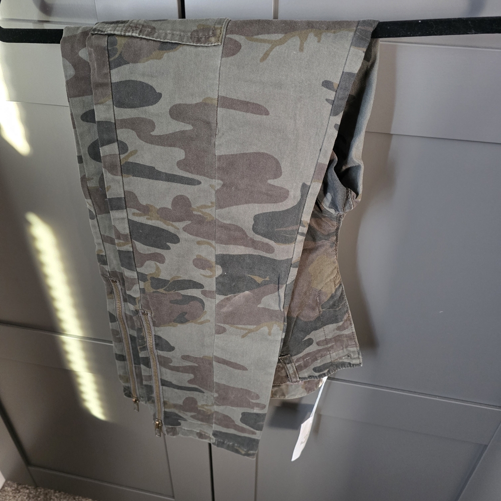 LONDONJEAN Camouflage Ankle Pants